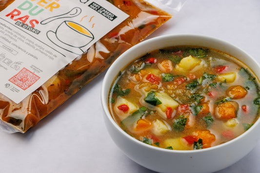 Sopa de verduras de la huerta Rezuma con trozos de vegetales en caldo real, junto al packaging